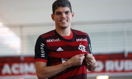 Flamengo envia proposta ao Spartak para contratar Ayrton Lucas em definitivo