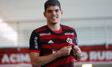 Flamengo anuncia a contratação de Ayrton Lucas