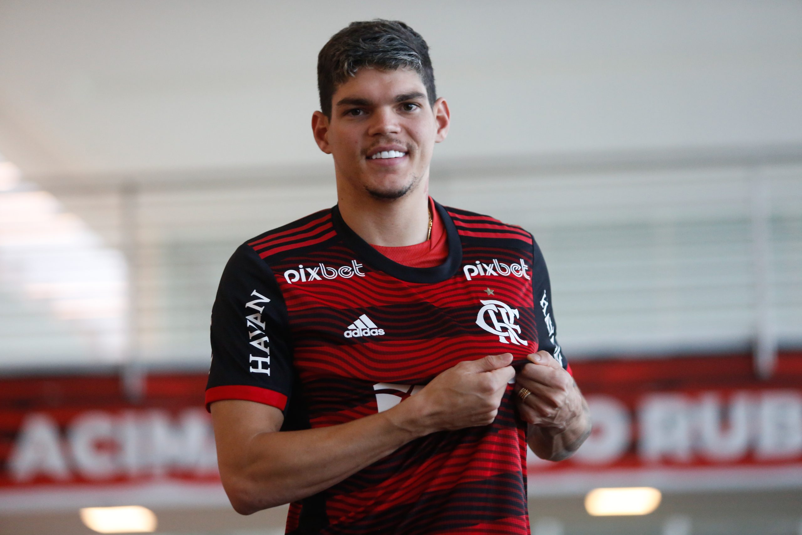 Flamengo: contrato de Ayrton Lucas é registrado no BID, mas