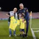 Tite recebe visita de torcedor que carregou seu neto do colo após estreia do Brasil na Copa