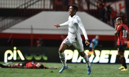 Santos vira na última jogada e vence o Atlético-GO