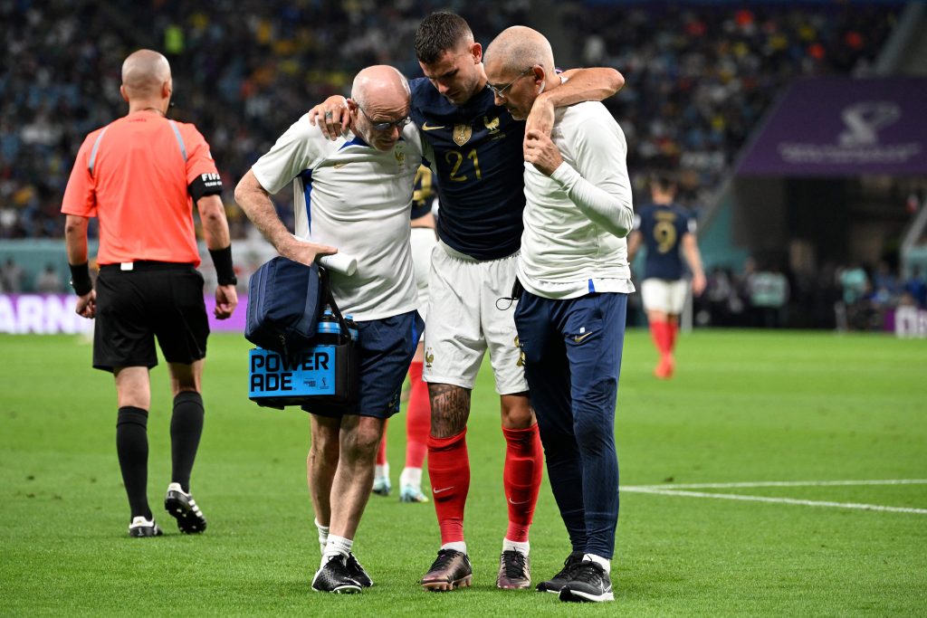 Lucas Hernandez deixa jogo sentindo dores no joelho e pode aumentar lista de desfalques da França
