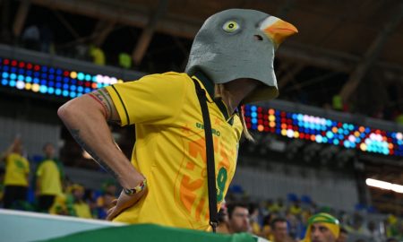 Torcedor com uma máscara de pombo da Seleção Brasileira (Photo by NELSON ALMEIDA/AFP via Getty Images)