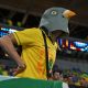 Torcedor com uma máscara de pombo da Seleção Brasileira (Photo by NELSON ALMEIDA/AFP via Getty Images)