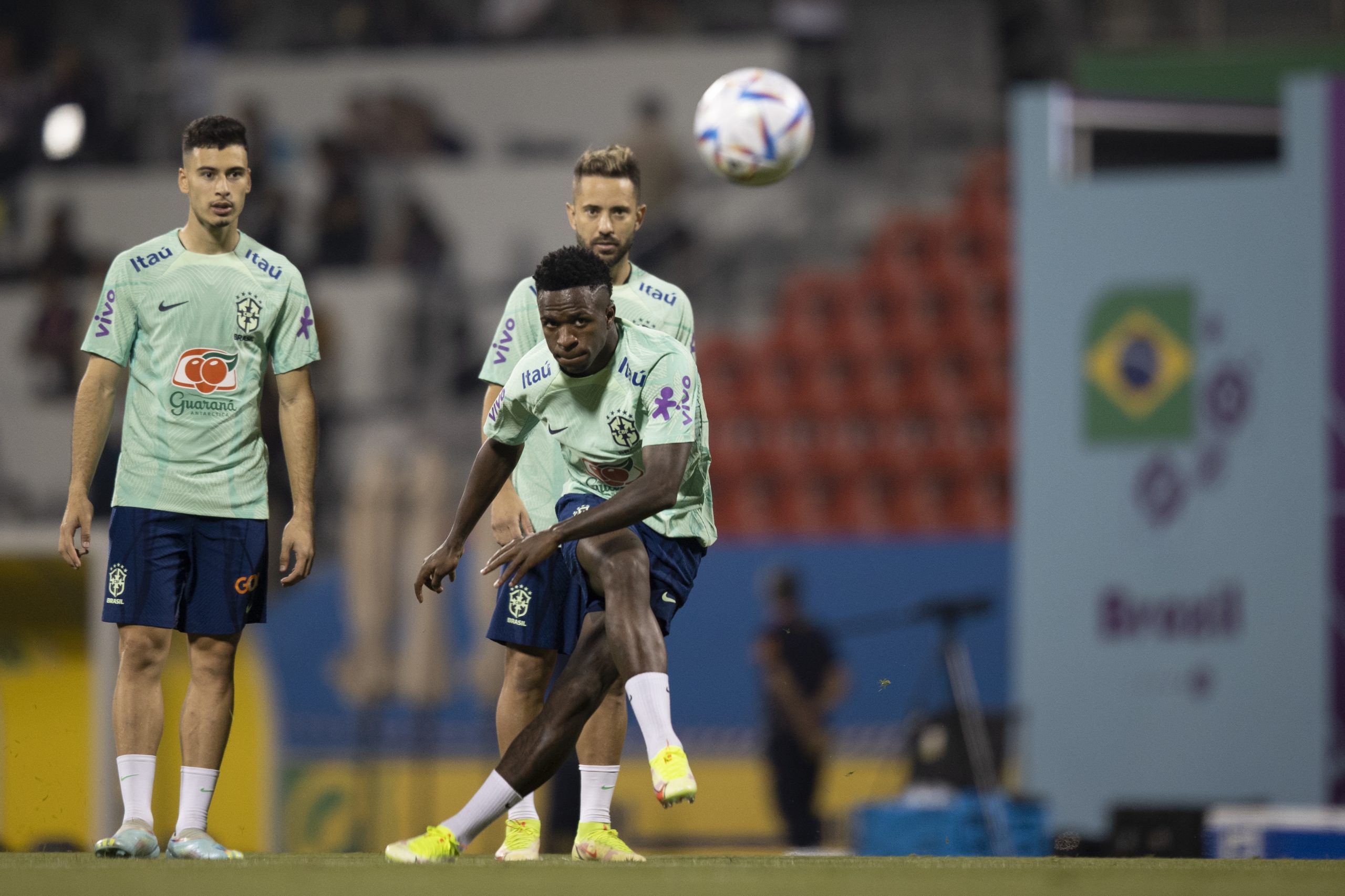 Imagem feita por visitante durante treino do Brasil mostra Vini Jr. de titular e Fred na reserva