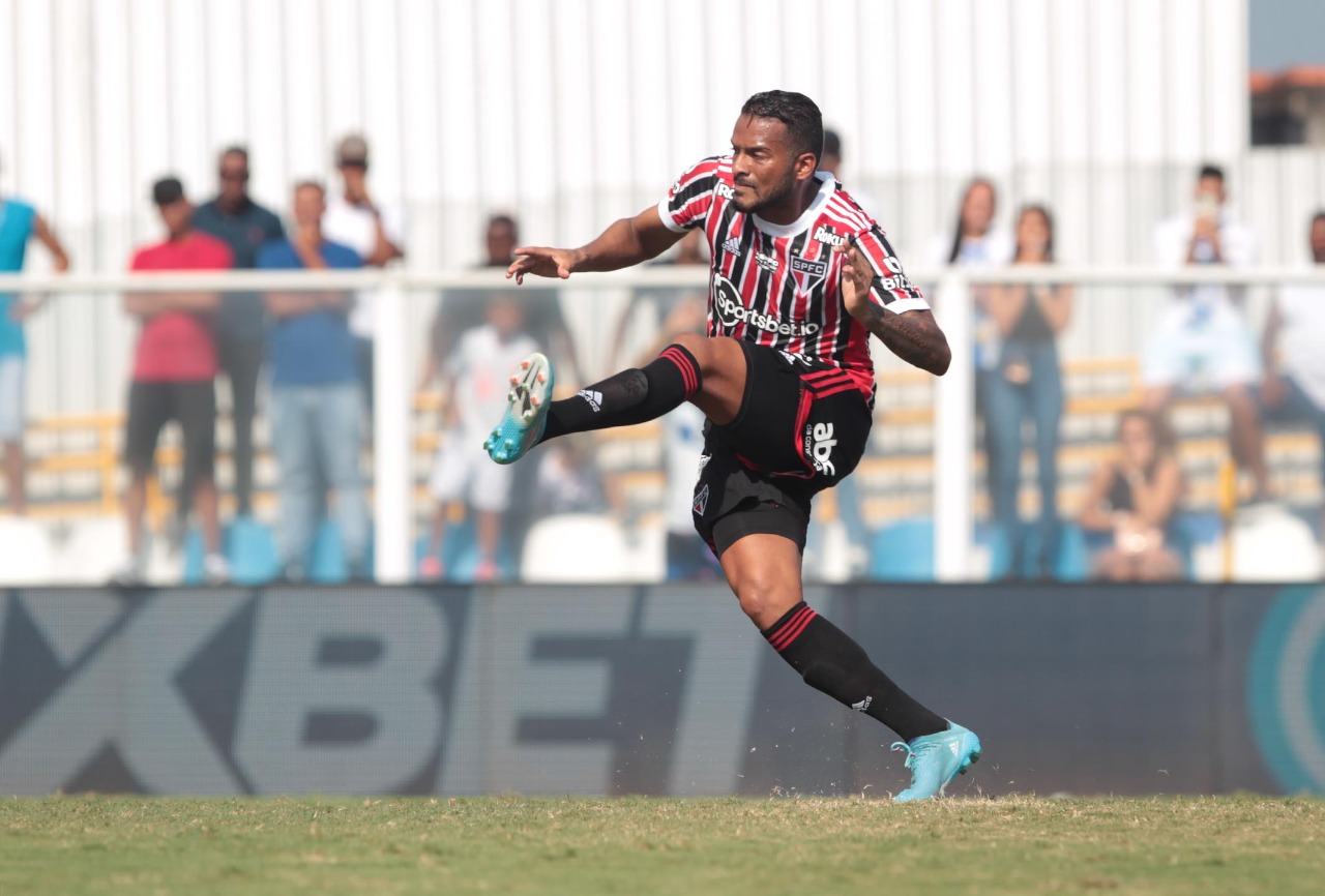 Jogador com mais tempo de São Paulo, Reinaldo se despede contra o Goiás