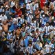 Torcedores argentinos levam faixa xingando Daniel Alves com frase usada por Maradona