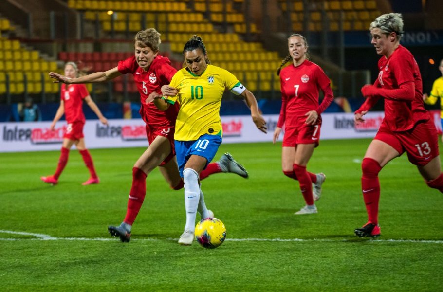 Jogando na Vila Belmiro, Brasil perde para o Canadá no futebol