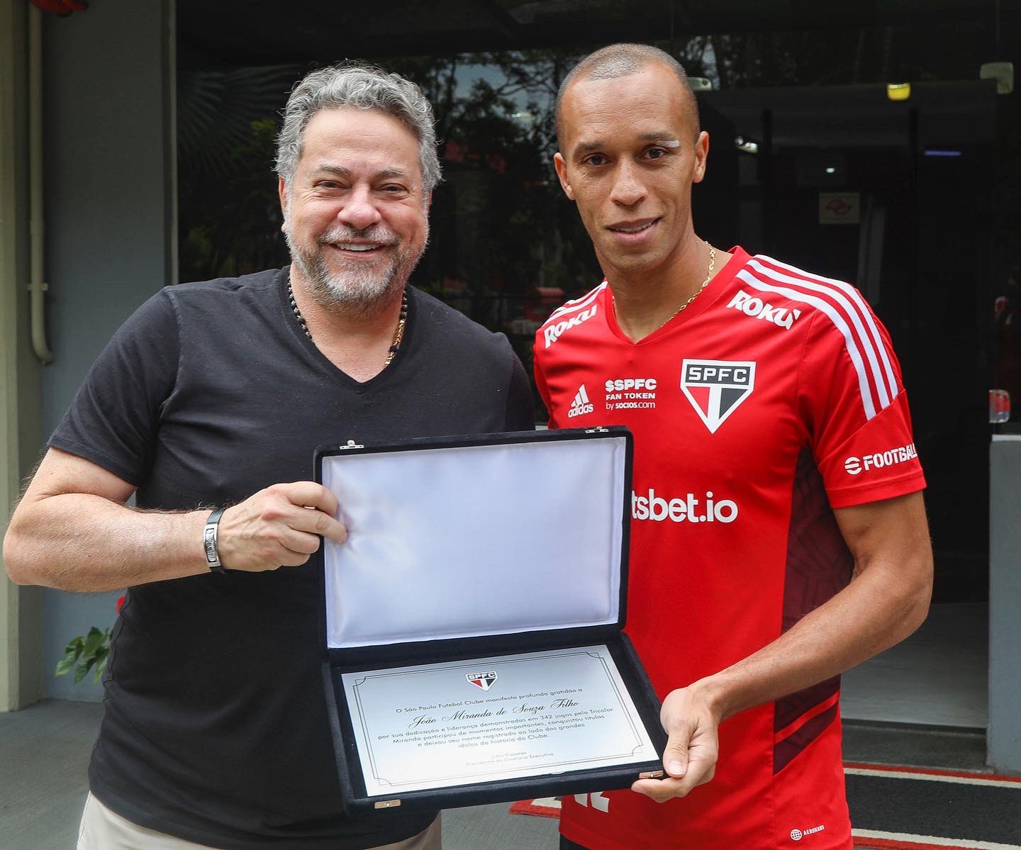 Miranda se despede do São Paulo e recebe homenagem do Clube