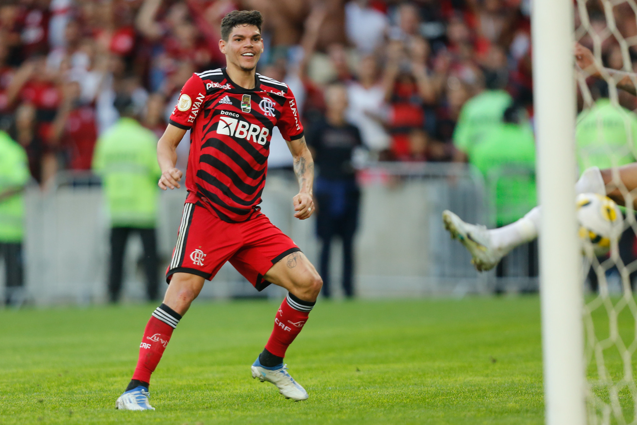 Flamengo anuncia a contratação de Ayrton Lucas