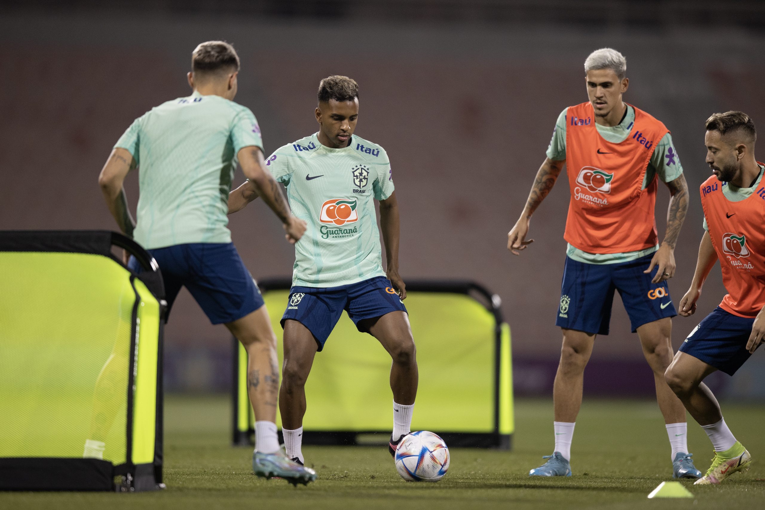 Seleção Brasileira treina visando duelo pelas quartas; Alex Sandro volta a treinar com grupo