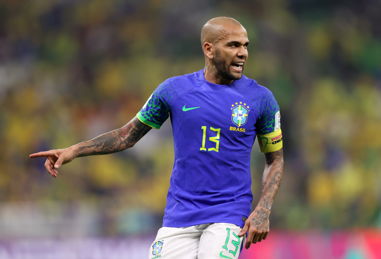 Daniel Alves lamenta derrota do Brasil e liga alerta para as oitavas: 'Um toque de atenção'