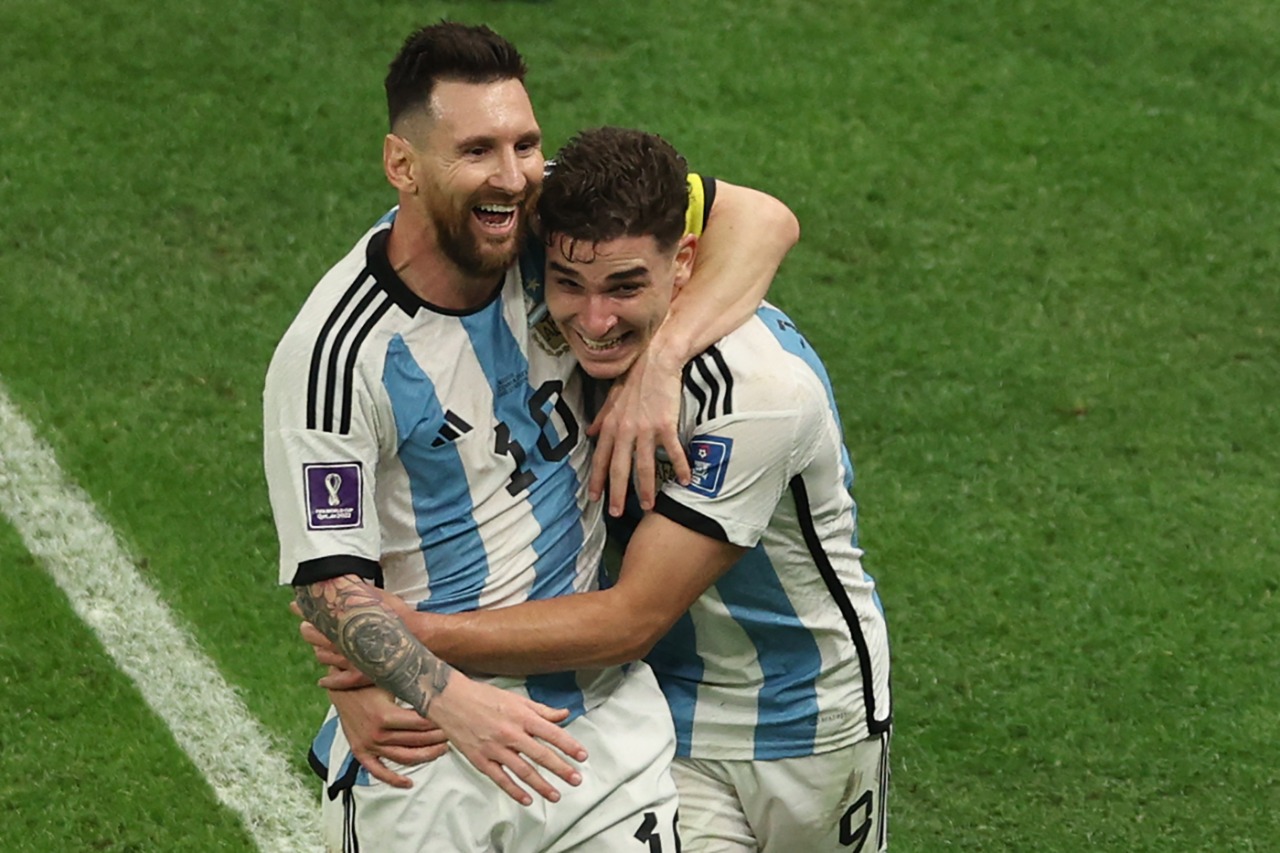 Com show de Messi e Álvarez, Argentina vence a Croácia e garante vaga na final da Copa do Mundo
