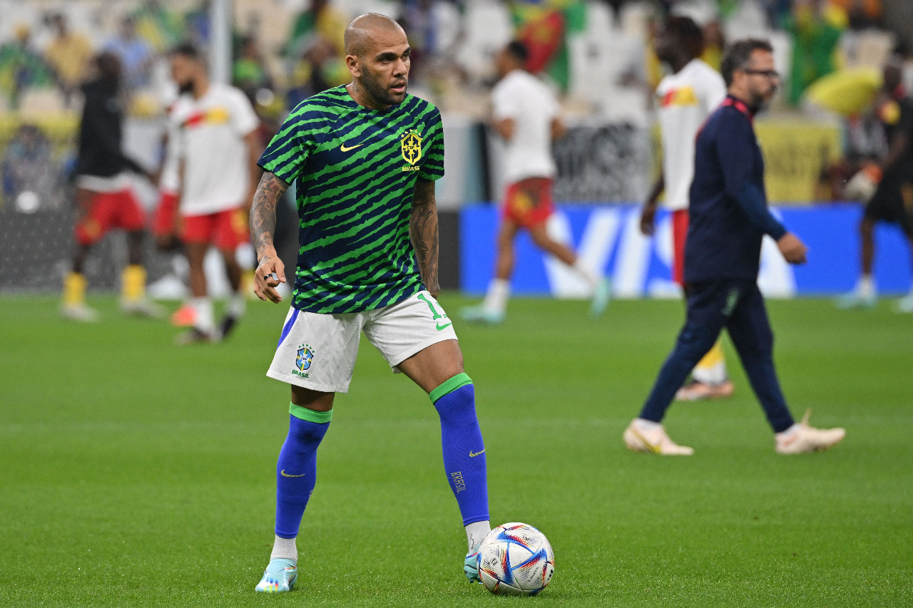Daniel Alves se torna o brasileiro mais velho a jogar pelo Brasil em Copa do Mundo