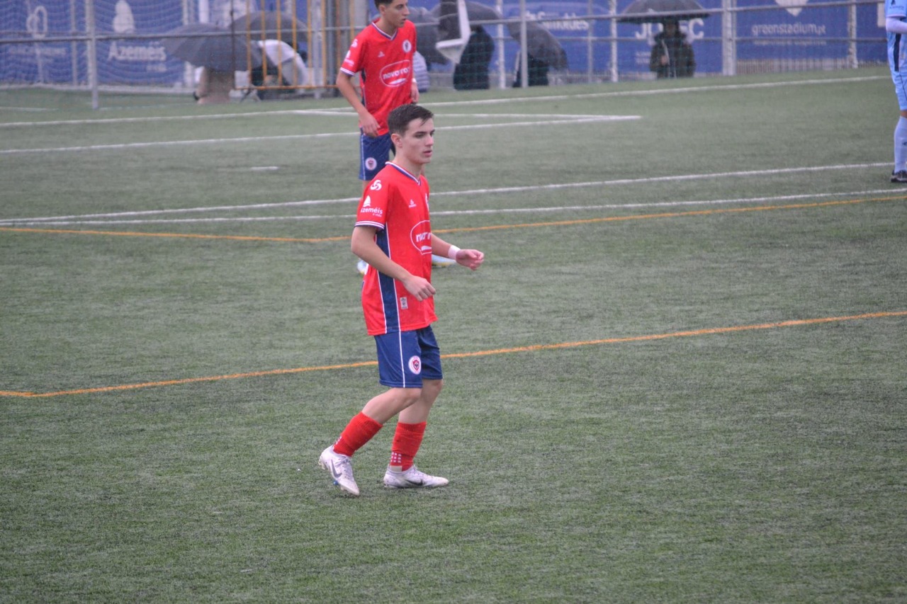 Rodrigo Moreira, lateral do Oliveirense