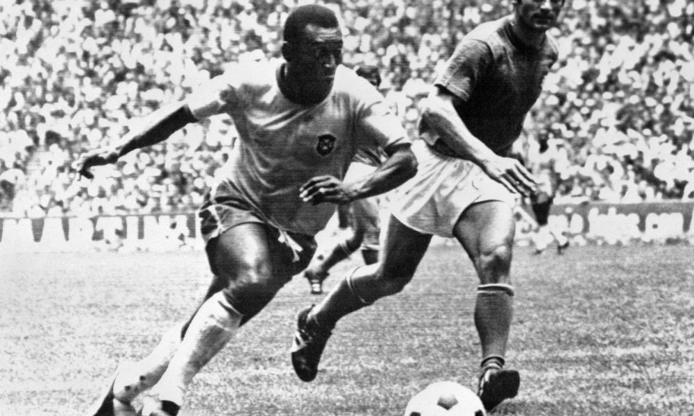 Olhas as temporadas do rei pelé de 1956 até 1970(na esquerda os jogos e na  direita os gols).E olha q tudo isso foi gol considerado oficial : r/futebol