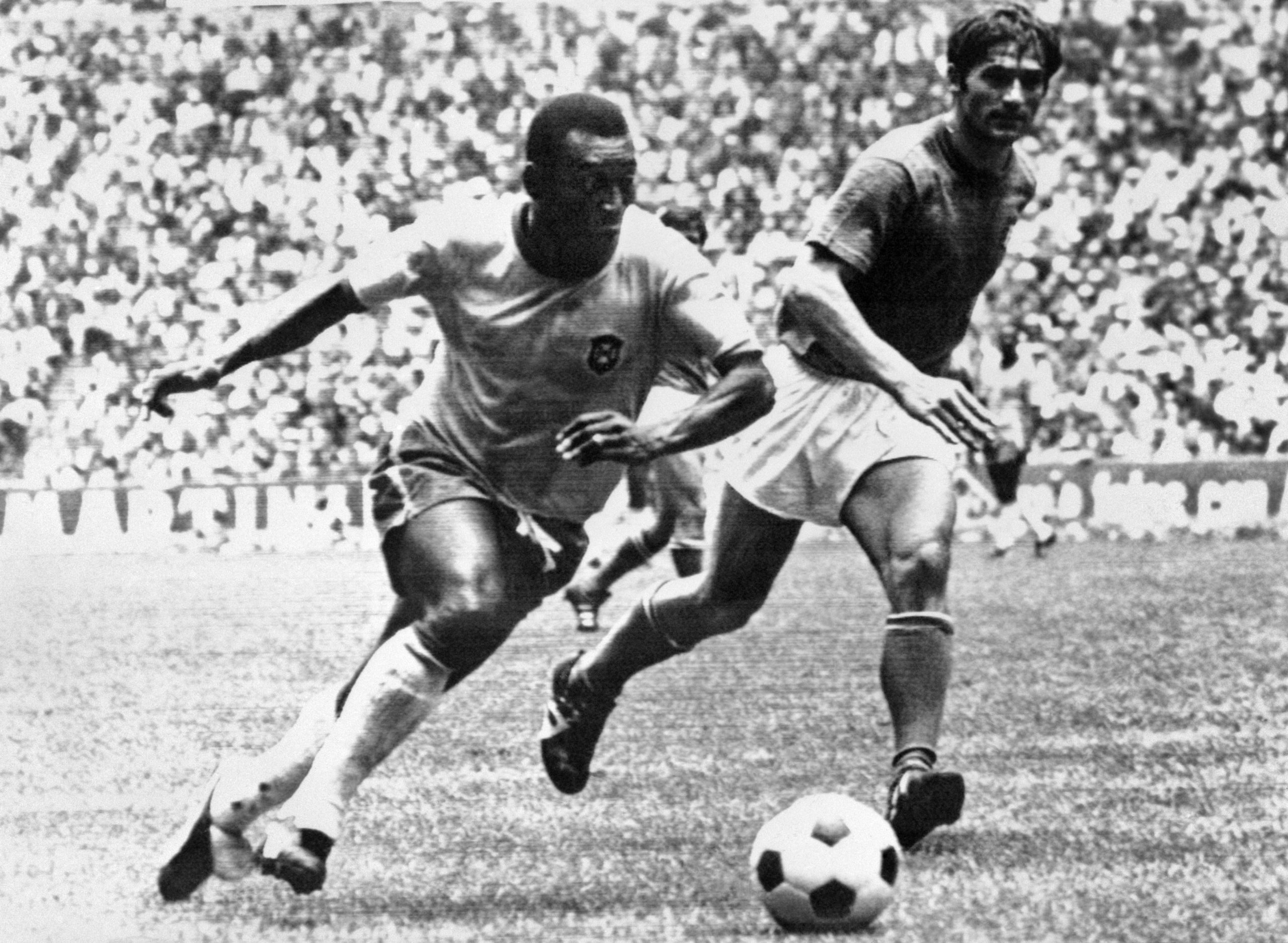 Olhas as temporadas do rei pelé de 1956 até 1970(na esquerda os jogos e na  direita os gols).E olha q tudo isso foi gol considerado oficial : r/futebol