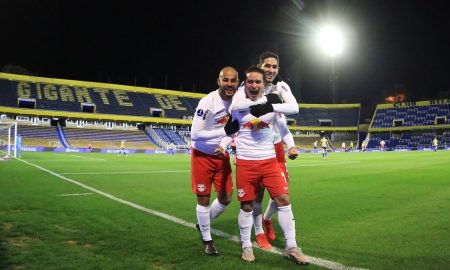 Bruno Praxedes comemora gol ao lado de Ytalo e Artur. Foto: Ari Ferreira/Red Bull Bragantino