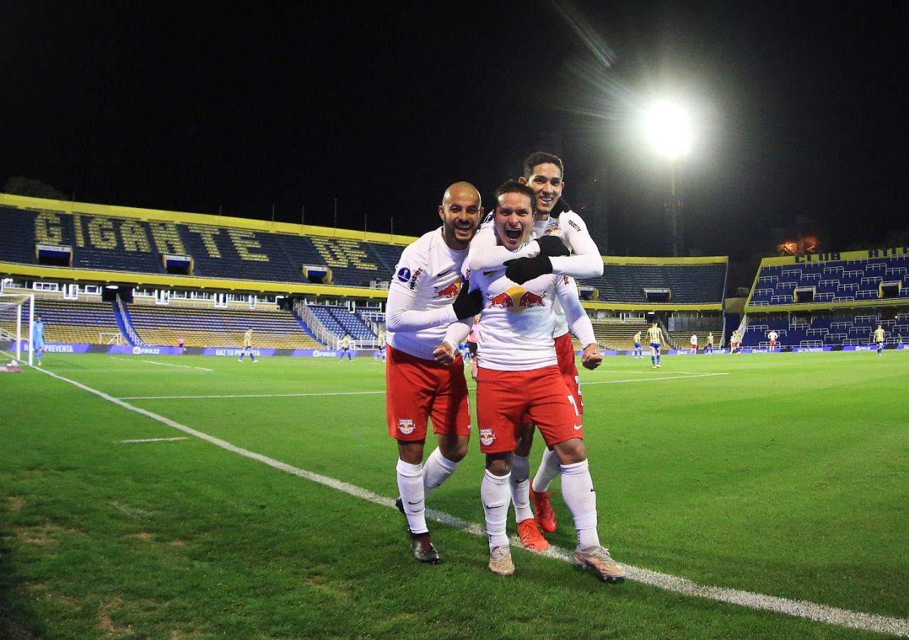 Bruno Praxedes comemora gol ao lado de Ytalo e Artur. Foto: Ari Ferreira/Red Bull Bragantino