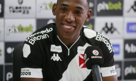 Léo é apresentado e revela felicidade em jogar no Vasco: “Estou muito contente, dá para ver no meu rosto”
