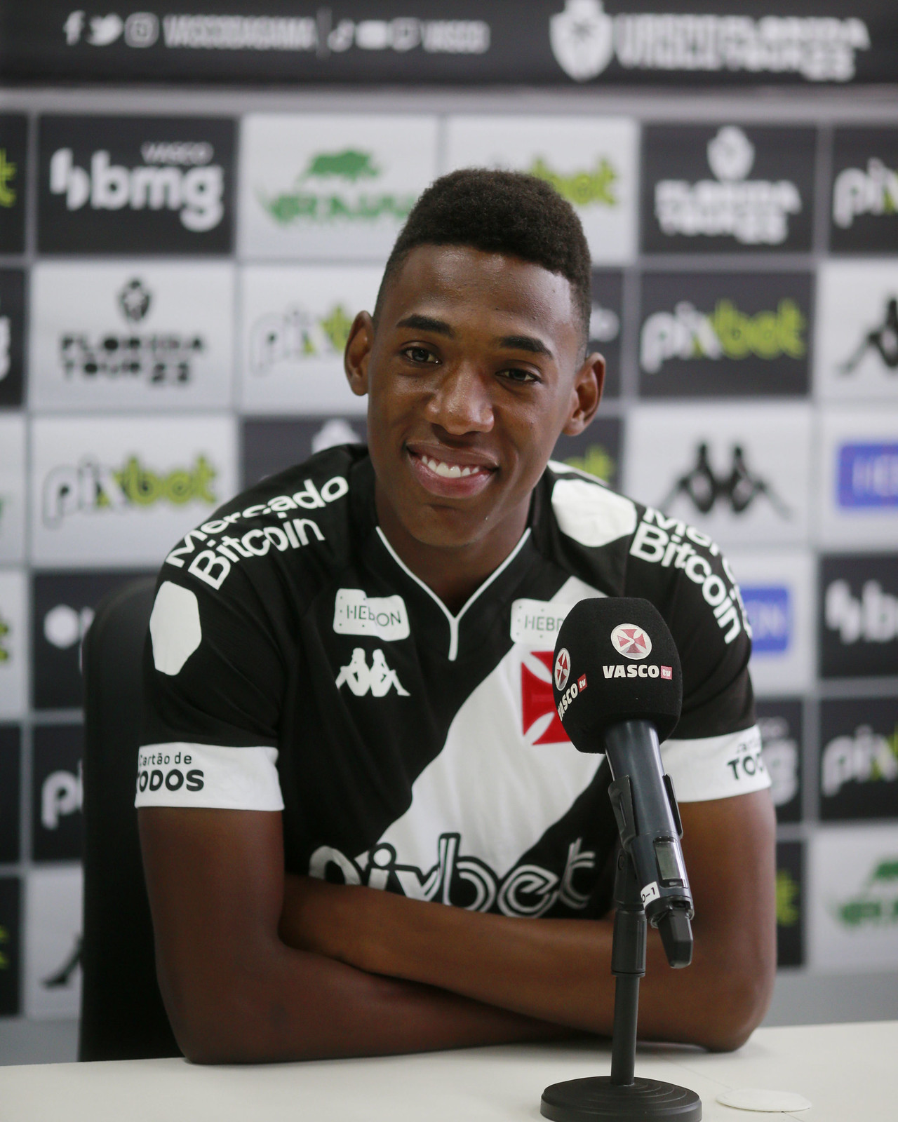 Léo é apresentado e revela felicidade em jogar no Vasco: “Estou muito contente, dá para ver no meu rosto”