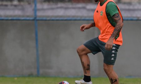 Novidade da Portuguesa-RJ, Charles projeta duelo contra o Flamengo e garante: 'É um jogo que todo jogador gosta de jogar'