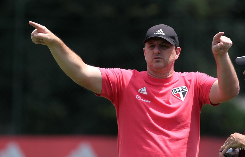 São Paulo finaliza treino e deve ter novidades no time titular no clássico; veja provável escalação