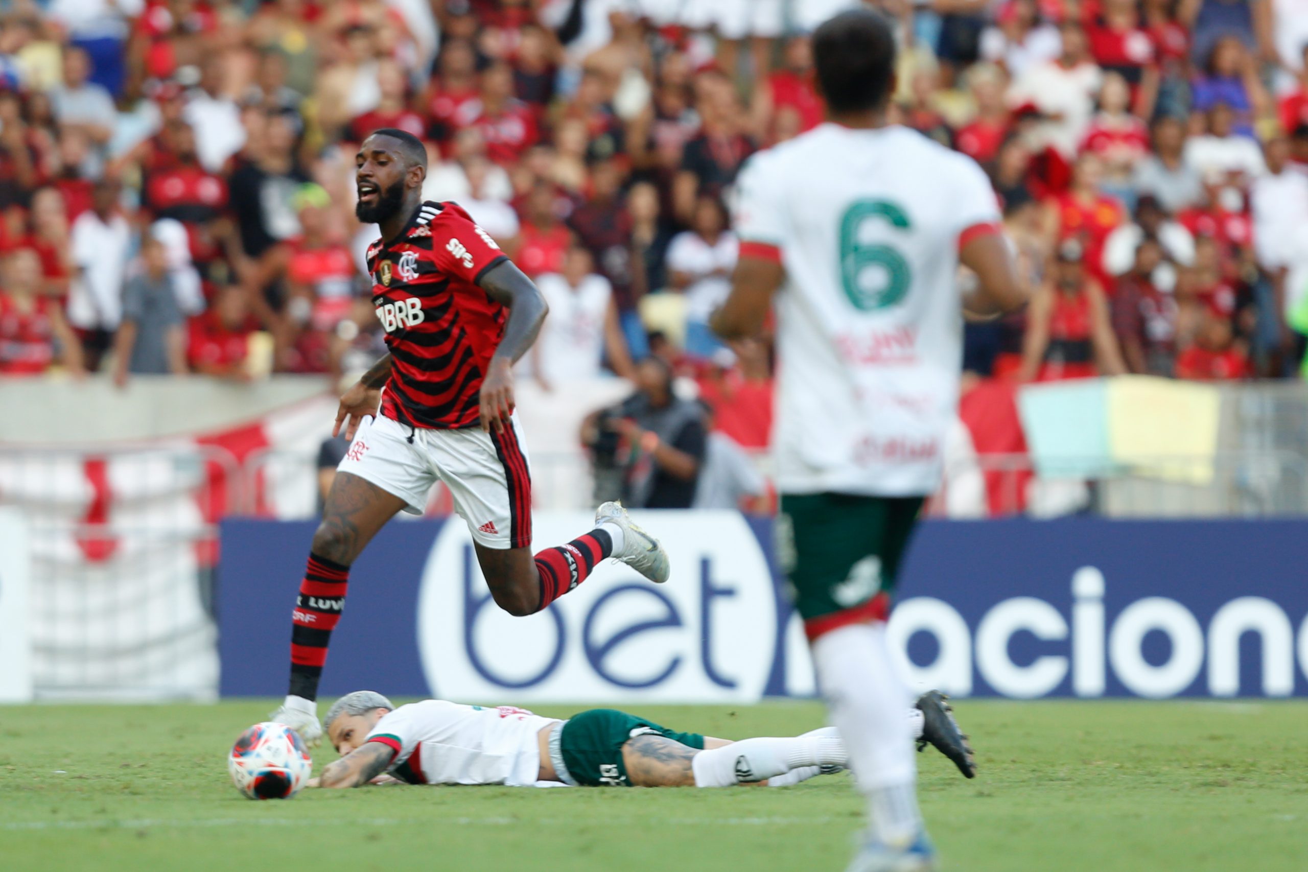 Gerson vibra com vitória em reestreia pelo Flamengo: ‘Agora é festa na favela’