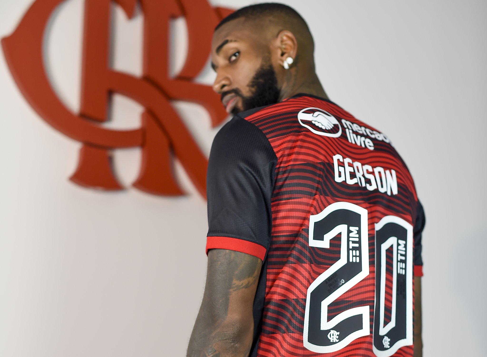 Em segunda passagem pelo Flamengo, Gerson escolhe número em homenagem a cria do Ninho