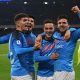 Jogadores do Napoli comemoram vitória sobre Roma no Derby del Sole