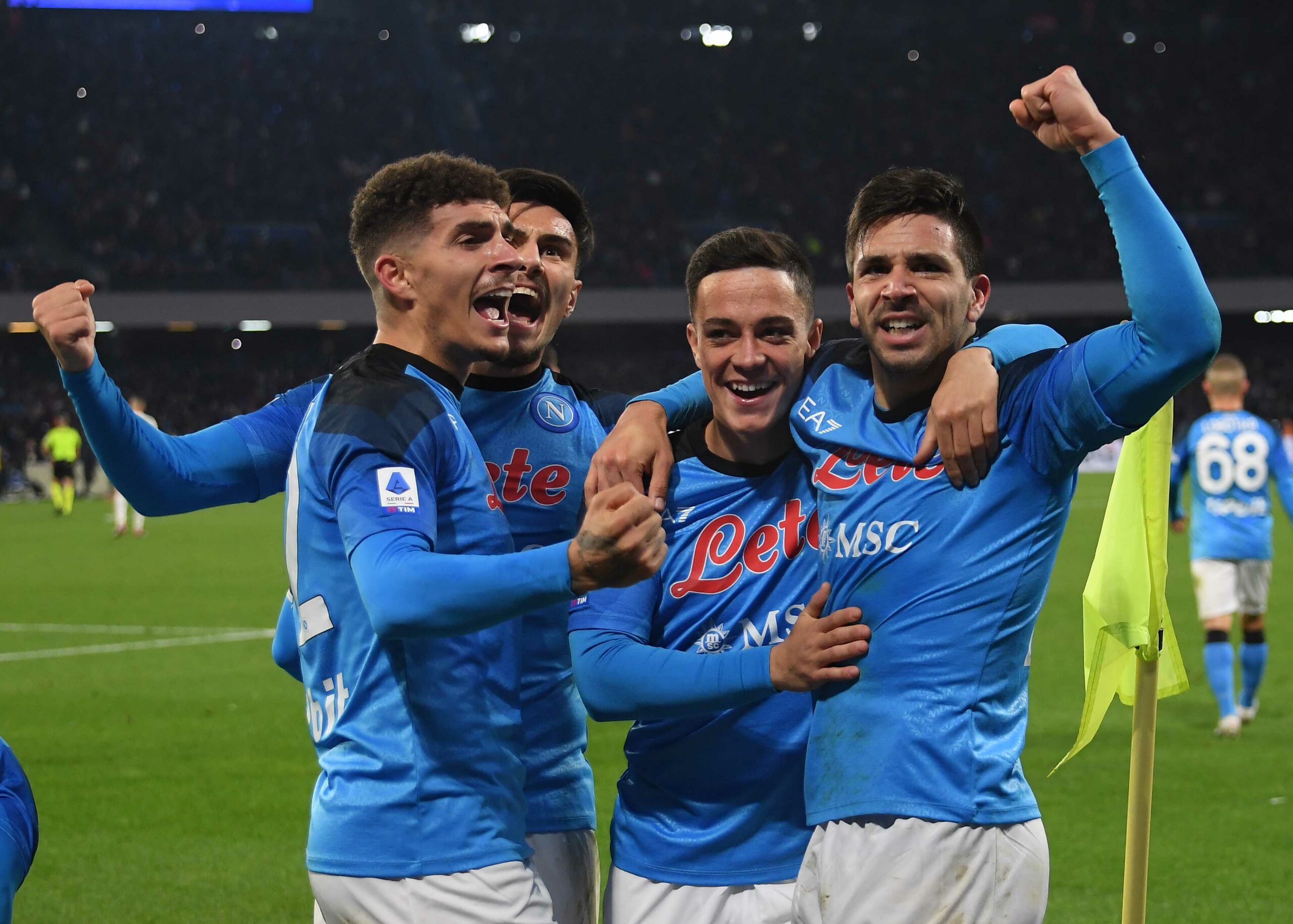 Jogadores do Napoli comemoram vitória sobre Roma no Derby del Sole