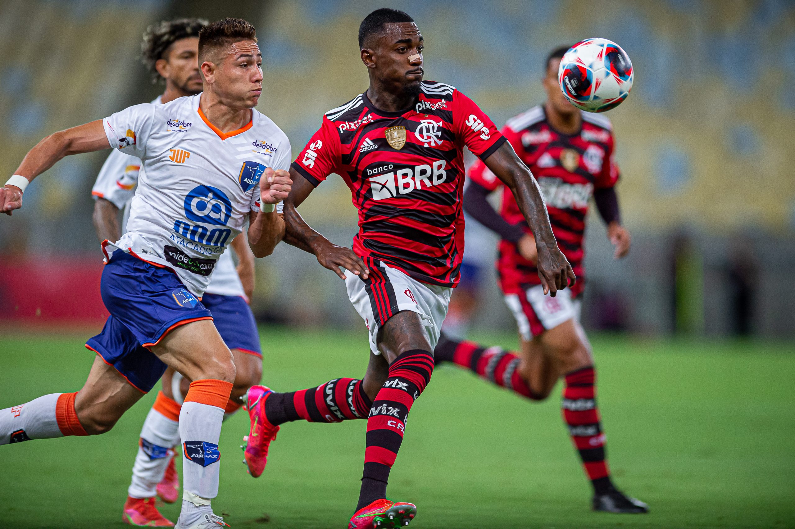 Flamengo negocia lateral-esquerdo Ramon com clube da Grécia