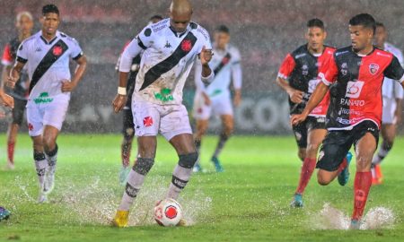 Em partida com campo encharcado e gol no último minuto, Vasco vence na estreia da Copinha