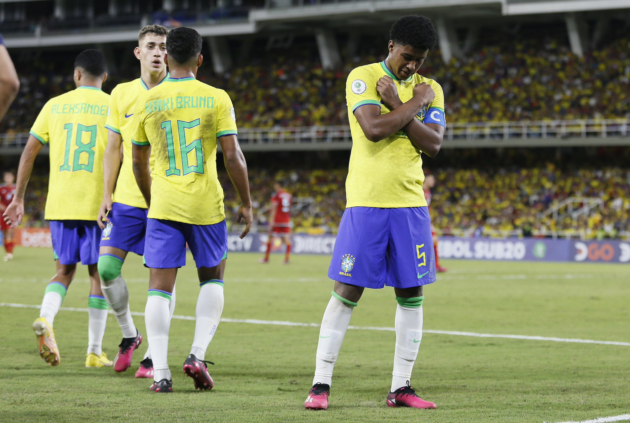 Corinthians fica no empate sem gols na Colômbia, mas mantém a