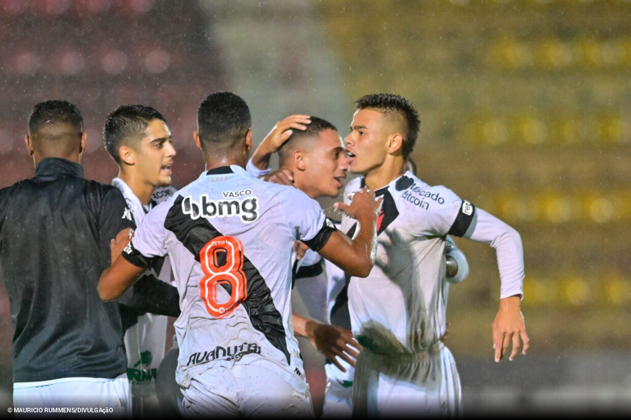 Crias do Vasco comemoram vitória em estreia pela Copinha: 'Equipe está muito forte', diz Roger