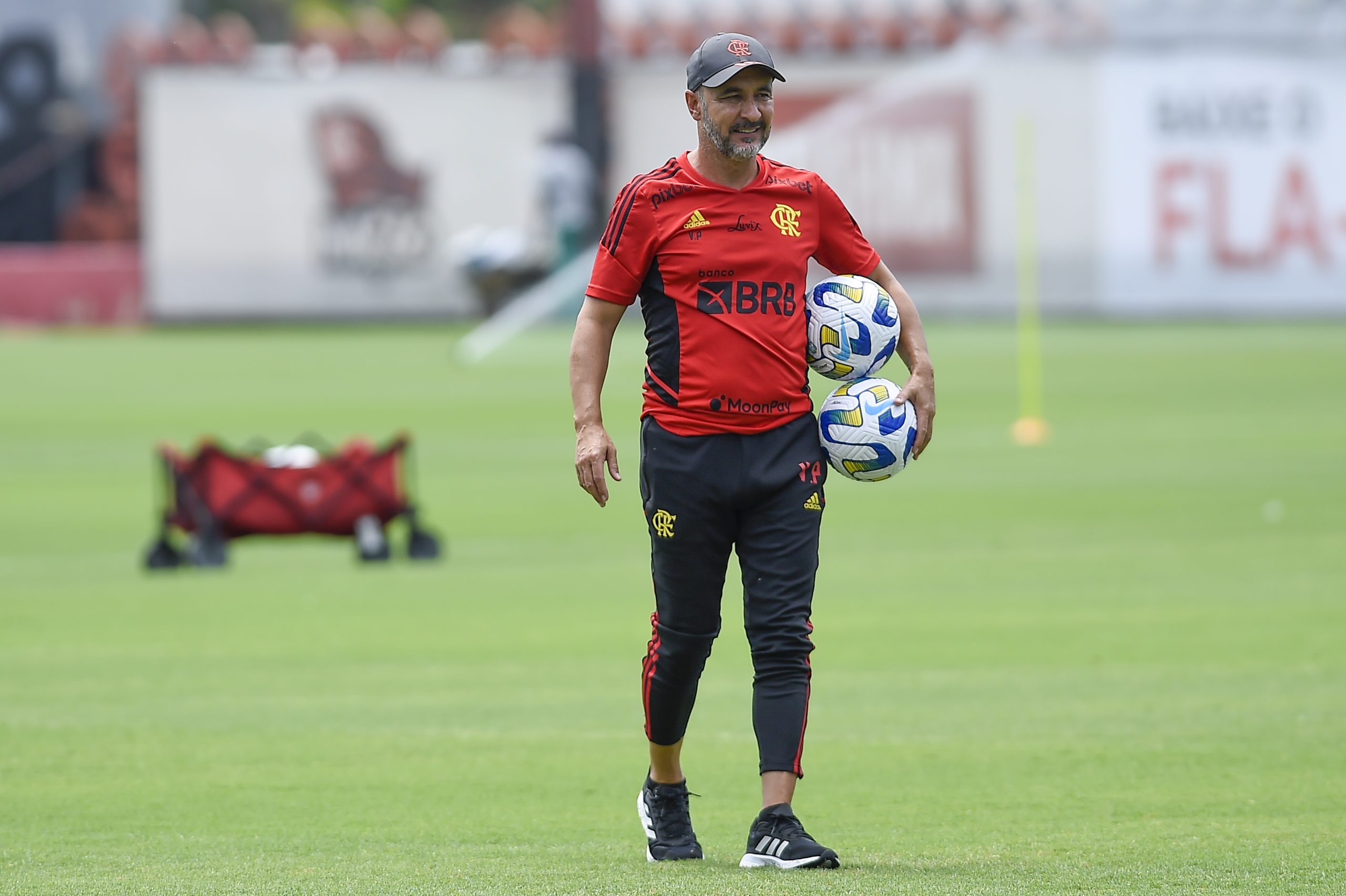 Vítor Pereira define time titular do Flamengo para decisão da Supercopa; confira a escalação
