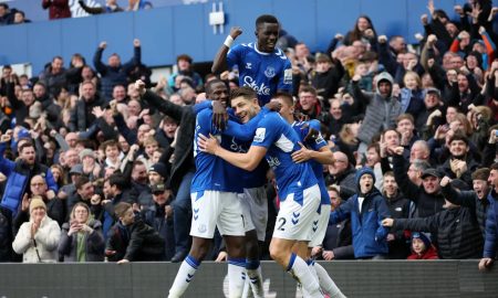 Jogadores do Everton comemoram vitória sobre Arsenla