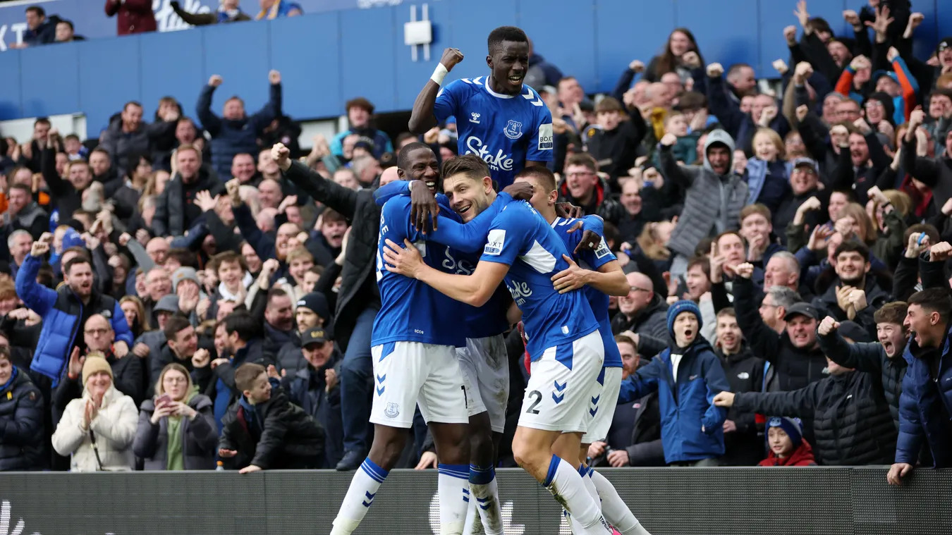 Jogadores do Everton comemoram vitória sobre Arsenla