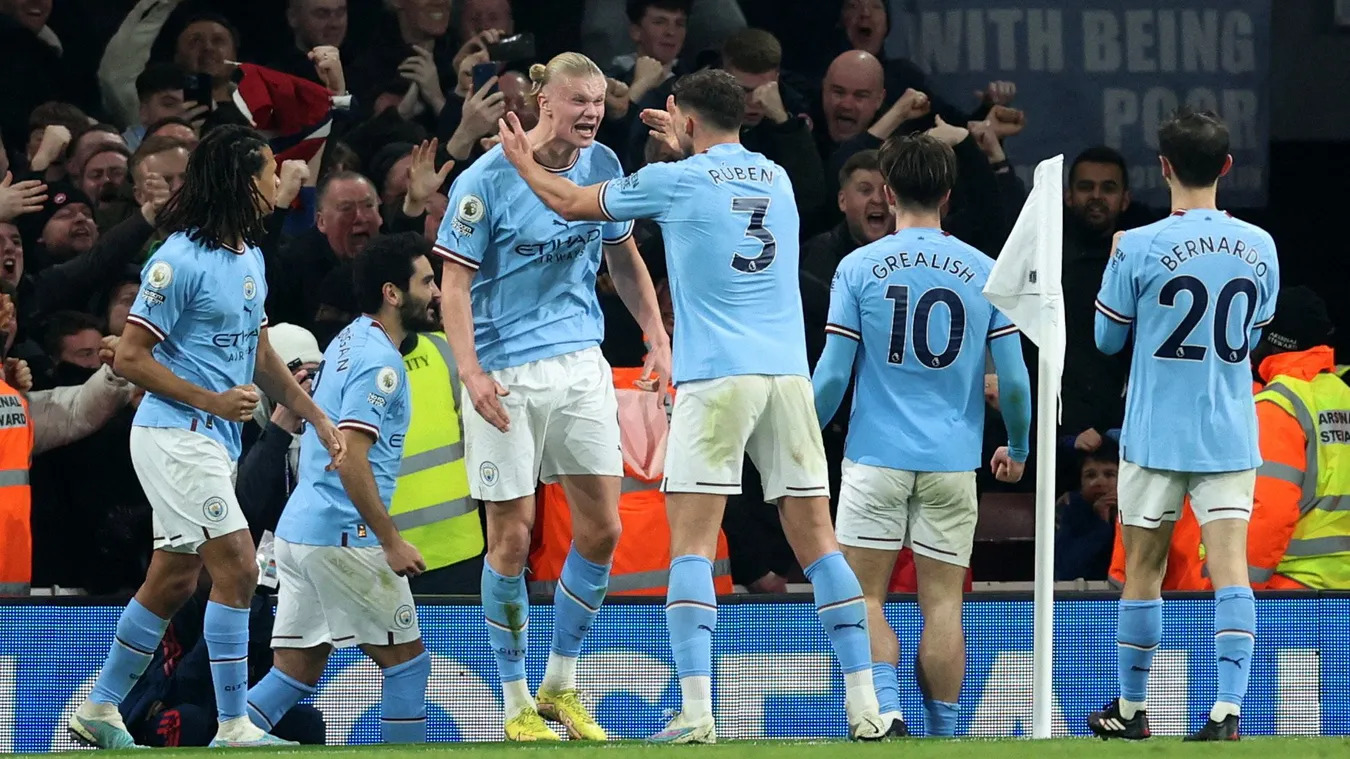 Jogadores do Manchester City comemoram gol em vitória sobre Arsenal