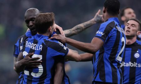 Jogadores da Internazionale comemoram gol da vitória simples sobre o Porto