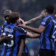 Jogadores da Internazionale comemoram gol da vitória simples sobre o Porto