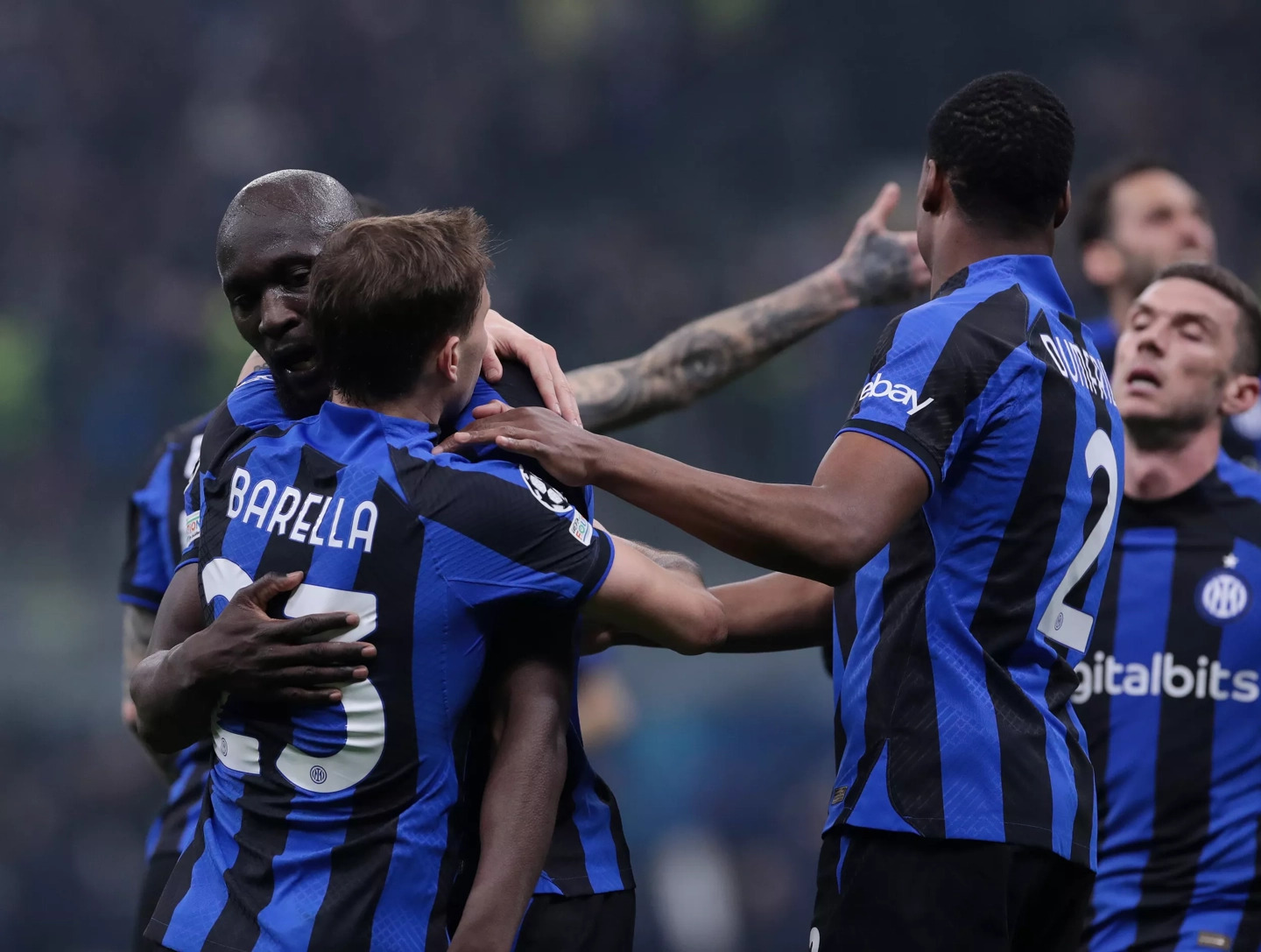 Jogadores da Internazionale comemoram gol da vitória simples sobre o Porto