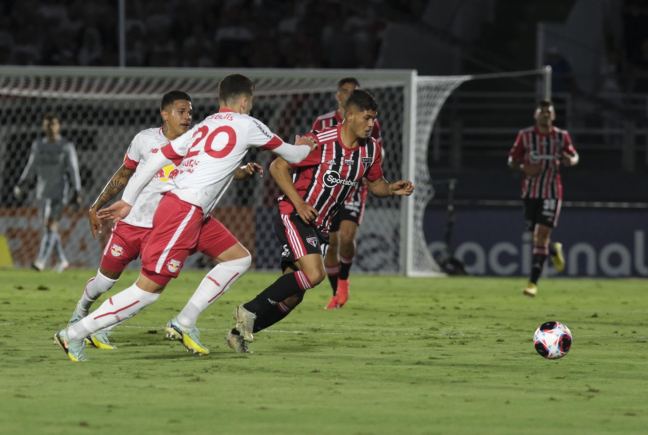 Erison deixa o gramado chorando após sentir incômodo na coxa e preocupa Ceni