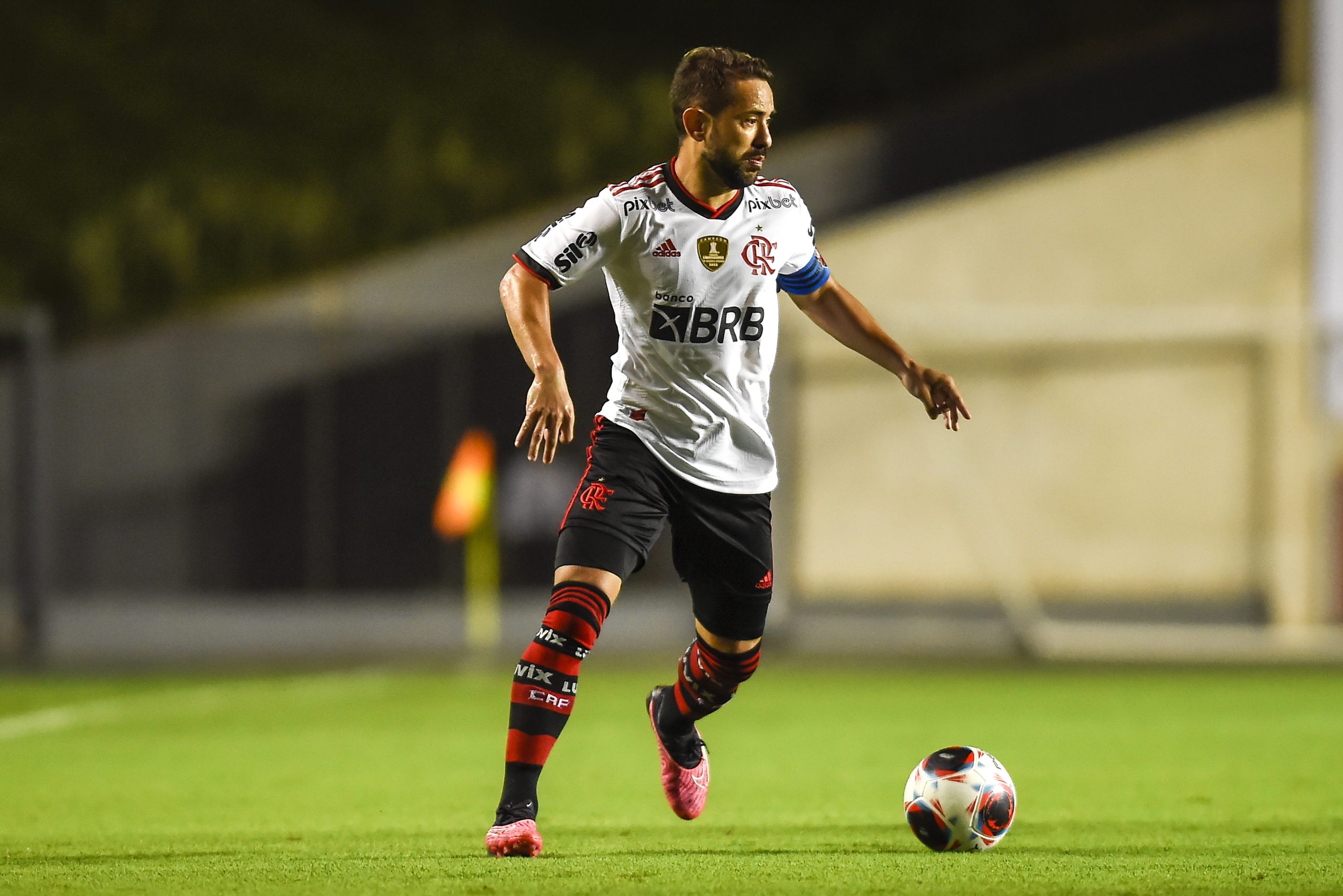 ‘Poderia ser pior’, diz Everton Ribeiro em desembarque do Flamengo no Rio após derrota para o Del Valle