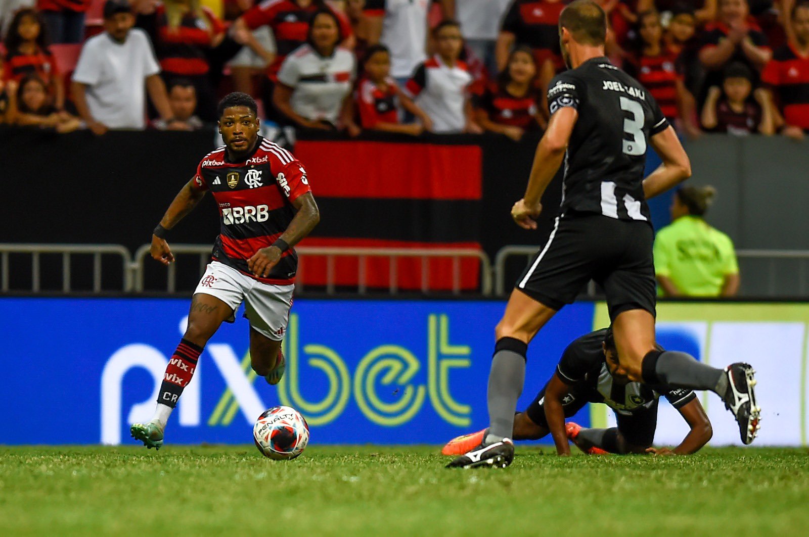 Na vitória sobre o Botafogo, Marinho alcança marca de 50 jogos pelo Flamengo