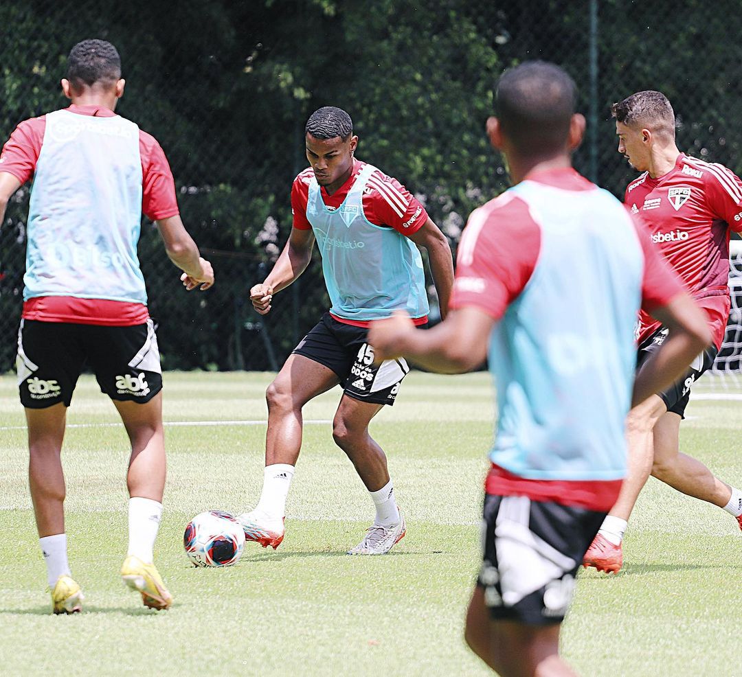 São Paulo encerra preparação para pegar São Bernardo; veja provável escalação