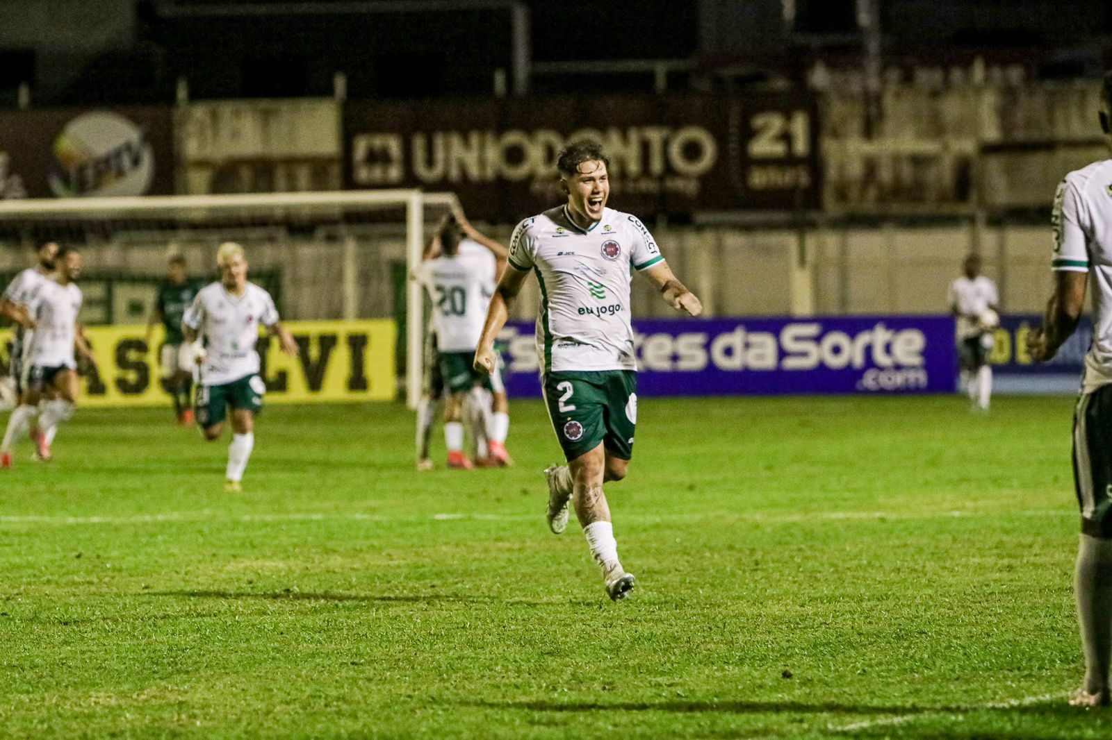 Carlos Daniel, lateral-direito do Ipatinga