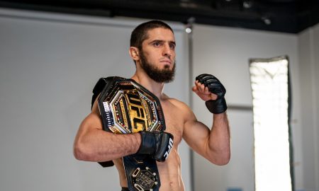 Islam Makhachev com o cinturão do UFC (Foto: Divulgação/Twitter Oficial UFC)