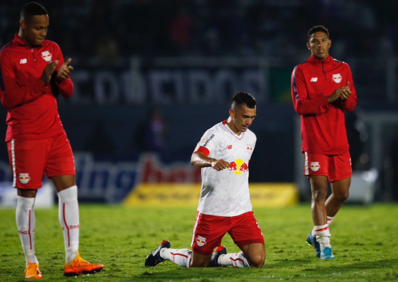 Raul atravessa campo de joelho para agradecer recuperação da lesaõ. Foto: Ari Ferreira/Red Bull Bragantino