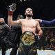 Islam Makhachev comemora título do UFC (Foto: Divulgação/Twitter Oficial UFC)